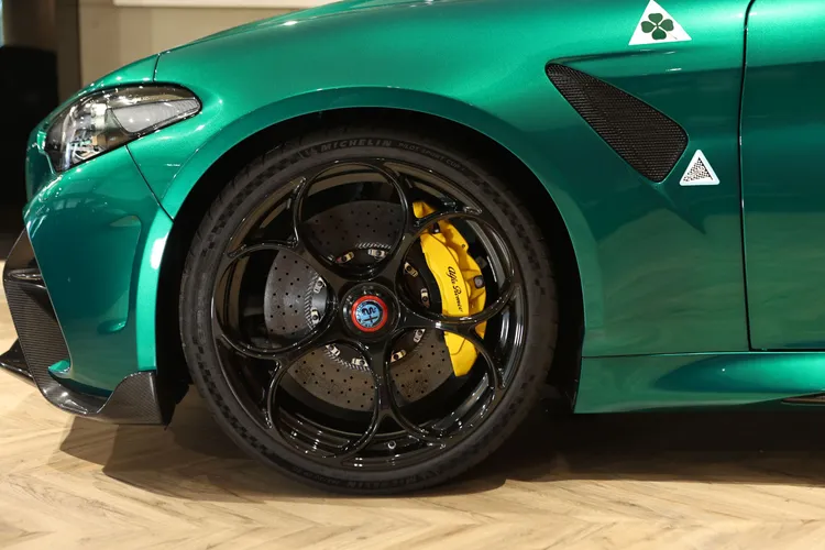 配置陶瓷碳纖維煞車與大型卡鉗。翁玉信攝