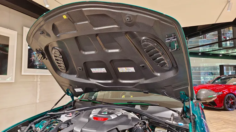 打開引擎蓋就可以看見製作精美的碳纖維材質。翁玉信攝