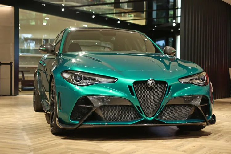 張狂的碳纖維空力套件、寬體車身，光是靜靜停佇就發出懾人氣勢。翁玉信攝