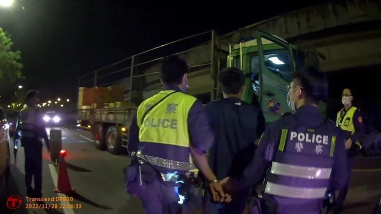 警方依法將他解送歸案。翻攝畫面