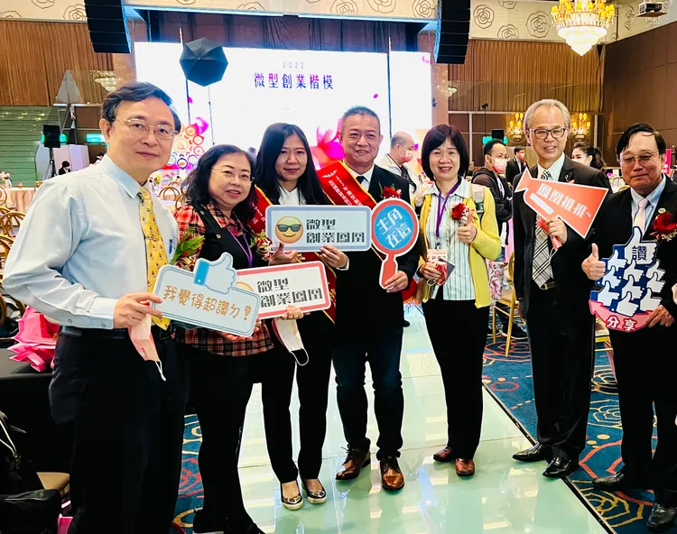 勞動力發展署中區分署輔導微型創業獲得創業楷模的得獎人蔡宛美、林松柏合影。勞動力發展署中彰投分署提供