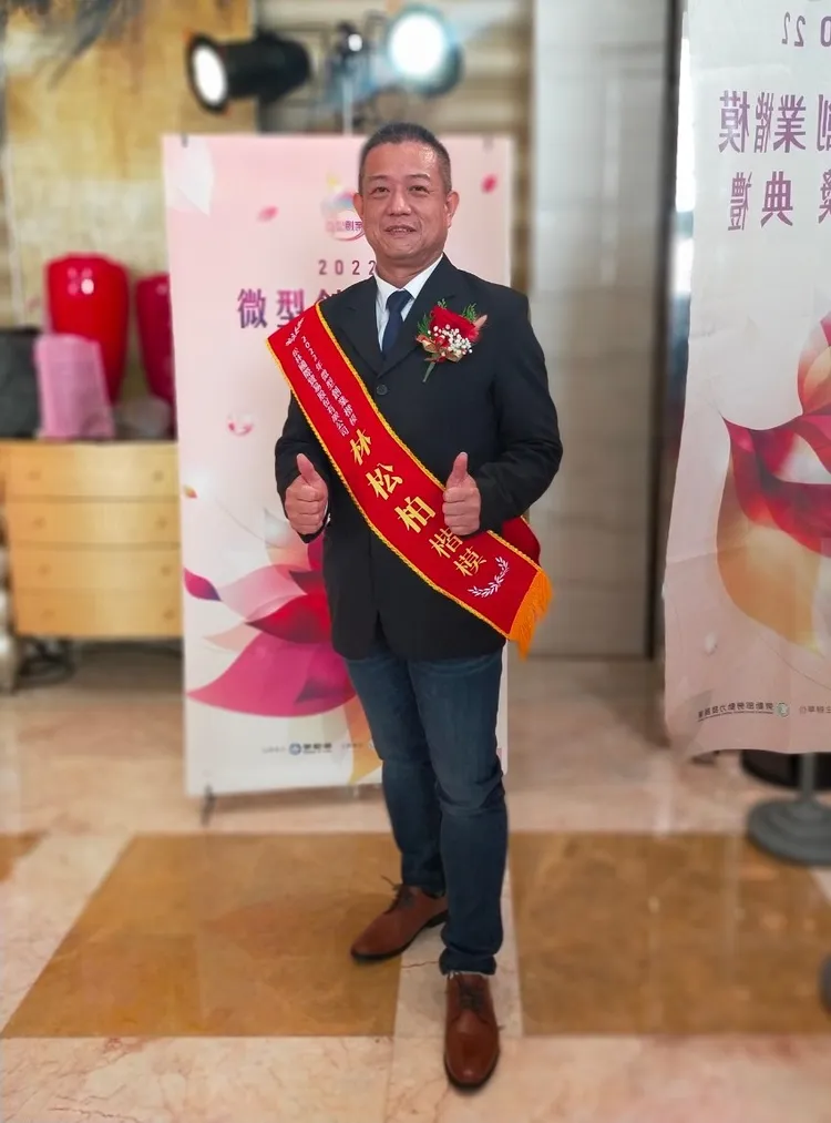 微型創業楷模林松柏不畏50歲中年失業，創業做起騎士用品連鎖店，現在已經是7家連鎖店的老闆。勞動部發展署中彰投分署提供