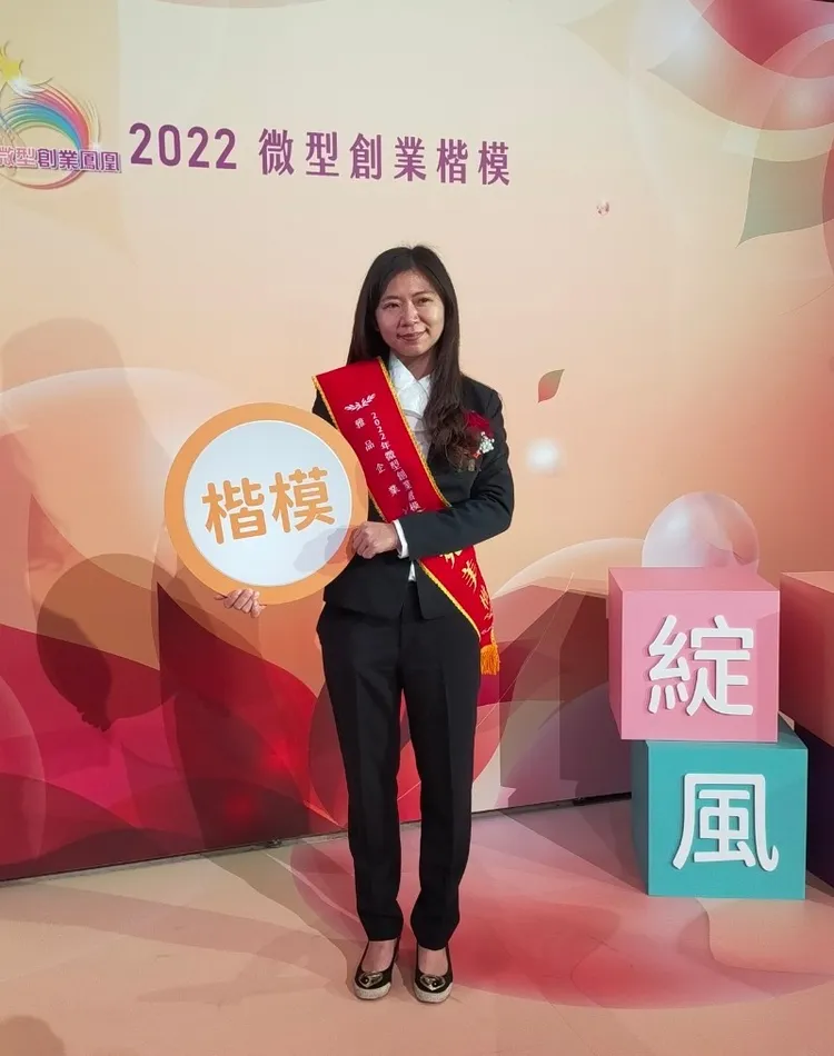 微型創業楷模蔡宛美原本是按摩師，卻斜槓創業成了人體工學椅公司老闆。勞動部發展署中彰投分署提供