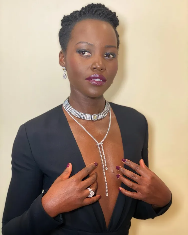 露琵塔尼詠歐將The Alchemist of Light by De Beers高級珠寶系列Light Rays領片項鍊拆除流蘇部分，僅保留頸鍊，並配上Y字鍊，令穿搭別有特色。翻攝nickbarose IG