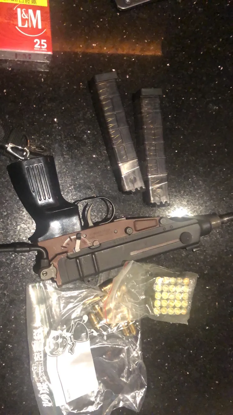 何嫌隨身攜帶威力強大的蠍式衝鋒槍。讀者提供