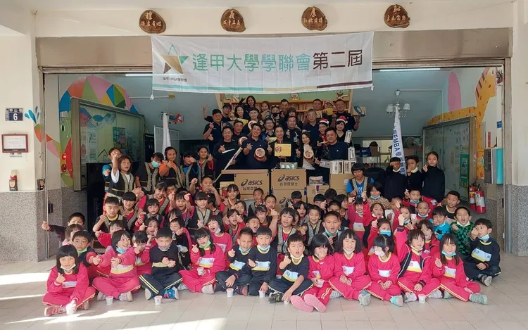 逢甲大學EMBA學聯會與富邦悍將林益全一起送暖到南投法治國小。  王覺一攝