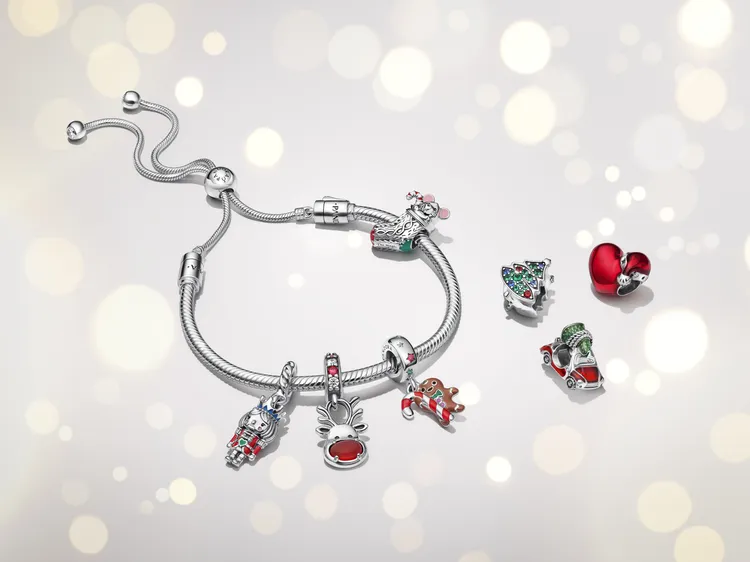 Pandora Moments冬季系列中，使用了不少胡桃鉗人偶、紅鼻子馴鹿等聖誕應景元素。品牌提供