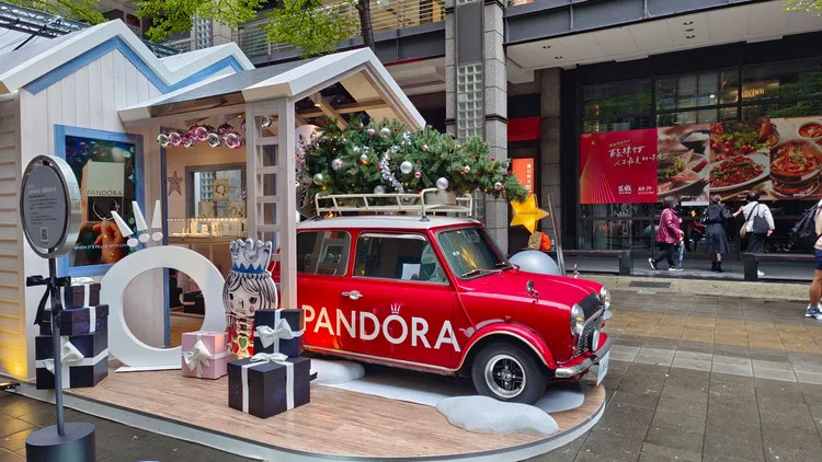 PANDORA於信義香堤廣場上，將系列裡吊飾的復古小車造型等比放大，重現丹麥家庭自行運送聖誕樹時的情境。翁玉信攝