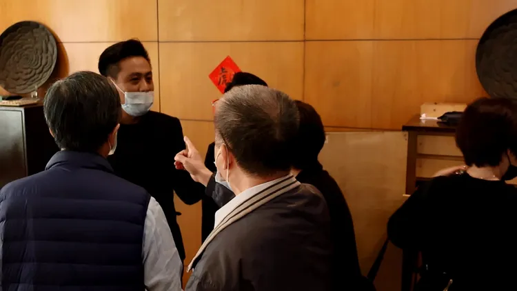 何家人馬與目前經營的酒店幹部互相推擠、口角。鮮明攝