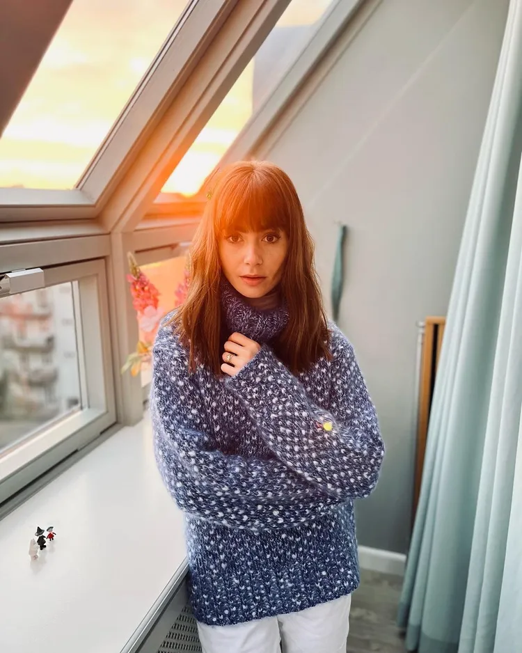 柯林斯私服搭配法式劉海造型，似乎沒有為她起到加分的效果。翻攝lilyjcollins IG