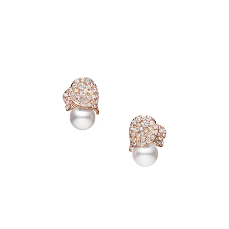 Les Pétales Place Vendôme Rosés系列珍珠耳環，24萬元。品牌提供