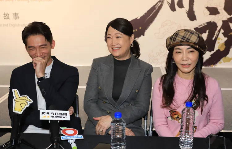 温昇豪（左）不諱言當年沒被柴智屏選為F4的往事，中為洪慧芳。莊宗達攝