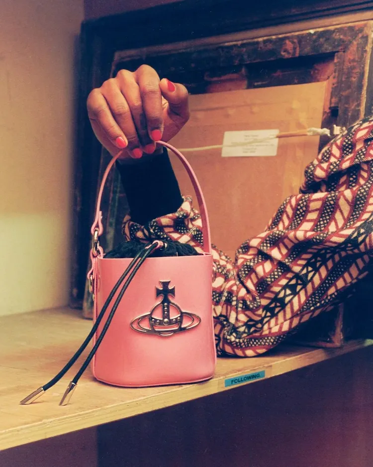 Vivienne Westwood招牌的土星標誌是她在1985年從天文學書籍中汲取靈感而生。翻攝 Vivienne Westwood IG