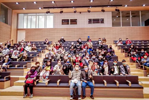 朝聖全台最美圖書館!在地漫畫家醫師林子堯演講 還捐100本漫畫做公益