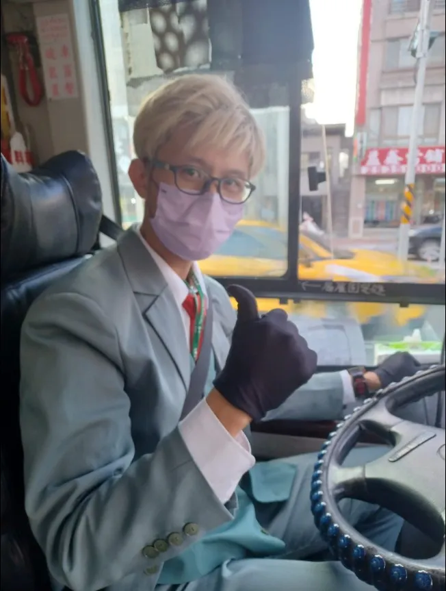 網友直擊台中客運901路公車司機，宛如動漫《SPY×FAMILY 間諜家家酒》男主角黃昏。翻攝《路上觀察學院》社團