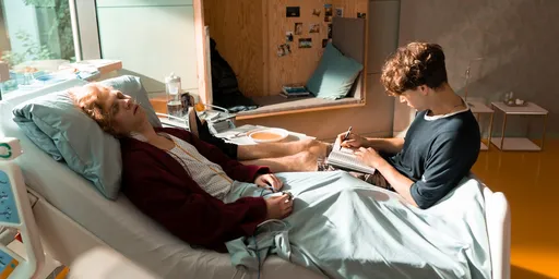 700萬冊暢銷作家私密故事哭翻全球　新銳男星「躺著演」登大銀幕