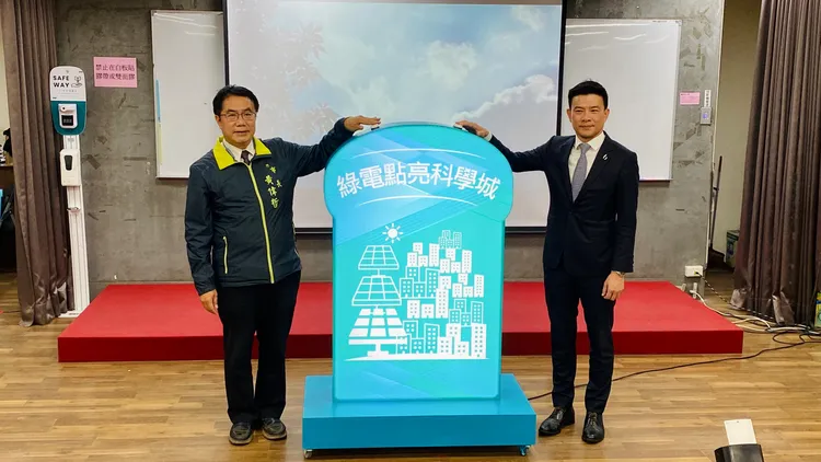 黃偉哲欣見綠能邁向新里程碑。王志弘攝