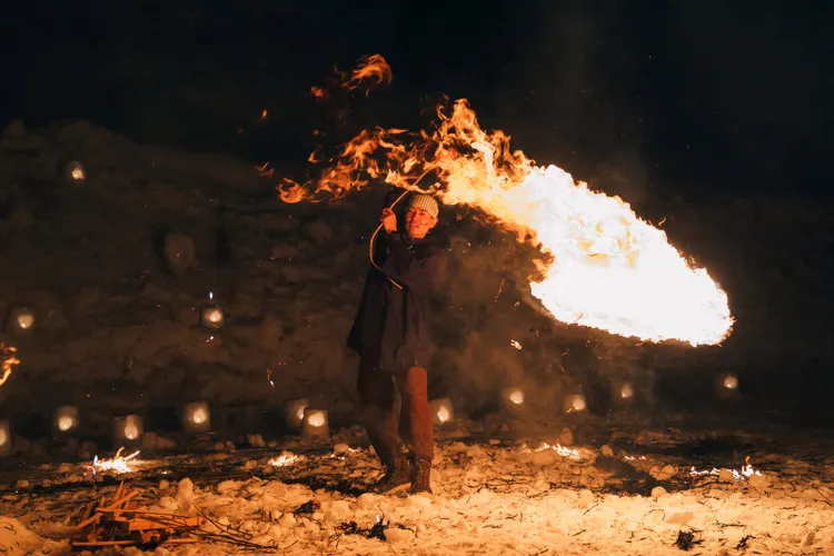 祭典最大的重頭戲，就是參加祭典的人們點燃稻草綑綁而成的稻草包，以身體為中心奮力甩動稻草包。仙北市交流設計課提供