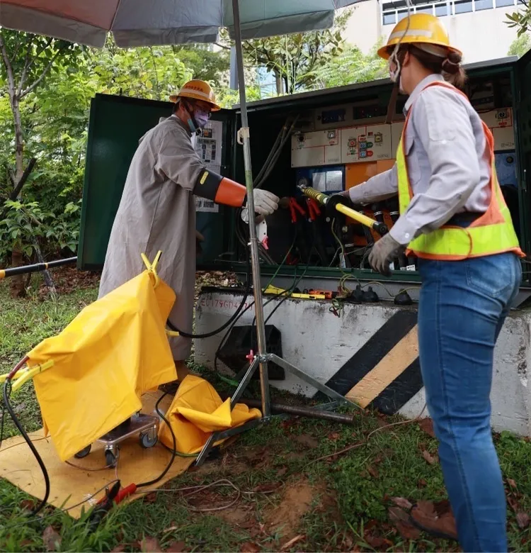 極低頻(VLF)和散逸因素(TD)高科技檢測儀器進行地下高壓電纜耐壓與絕緣劣化綜合診斷。台電新竹區處提供