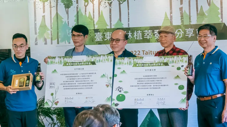 台東林管處與業者簽署合作備忘錄。古和純攝