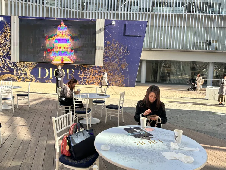 麻衣在戶外的Dior咖啡廳喝飲品休息。娛樂中心攝