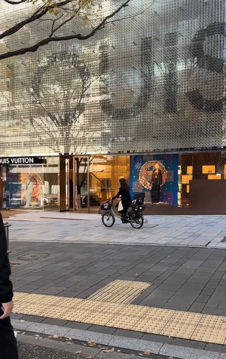 麻衣騎腳踏車離開日本媽媽們放風天堂六本木之丘。娛樂中心攝