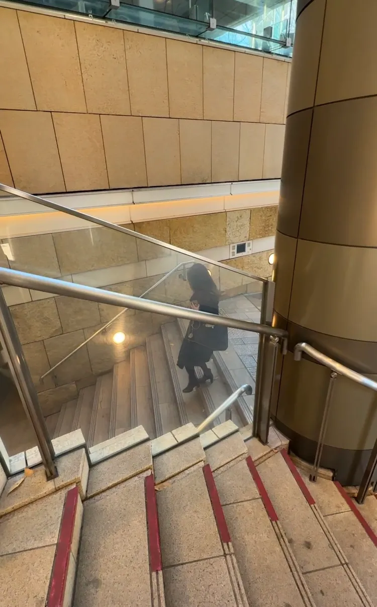 麻衣走去牽腳踏車。娛樂中心攝