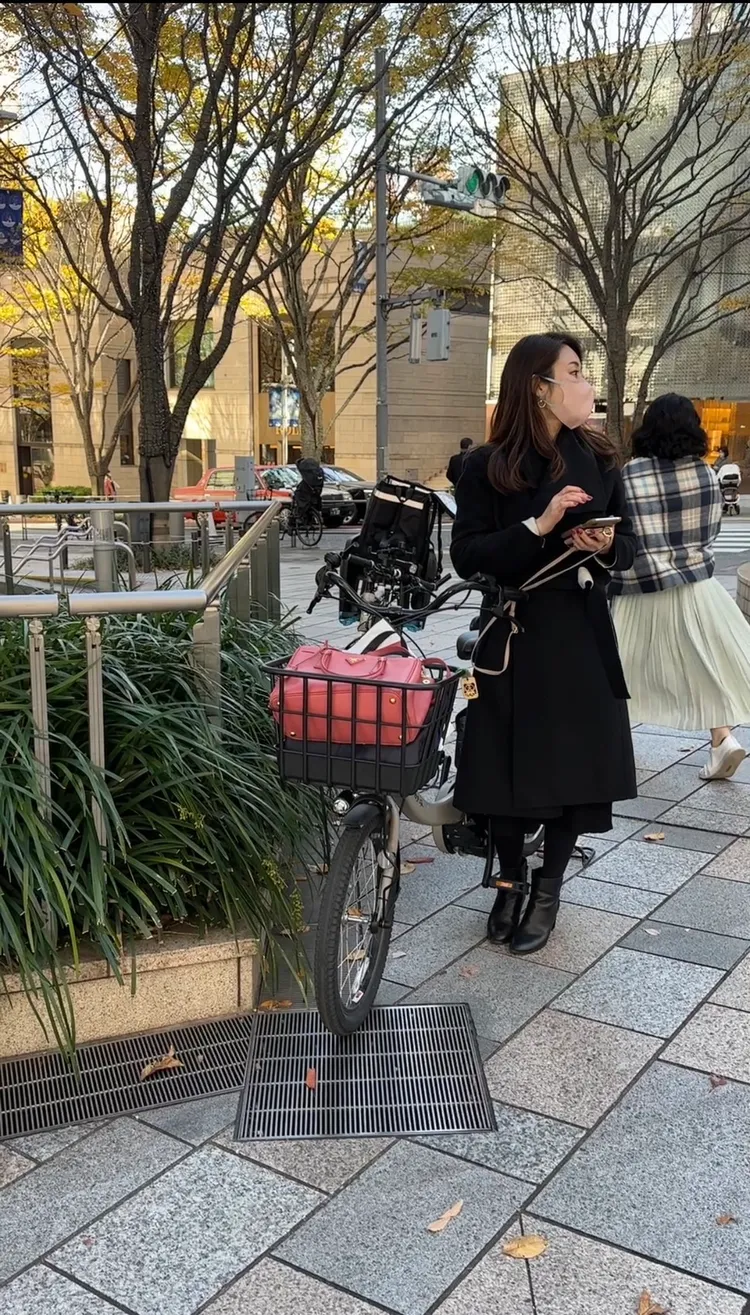 麻衣將有兒童座椅的電動腳踏車停在一旁，傳訊息聯繫，多年未見，多了些熟女風韻。娛樂中心攝