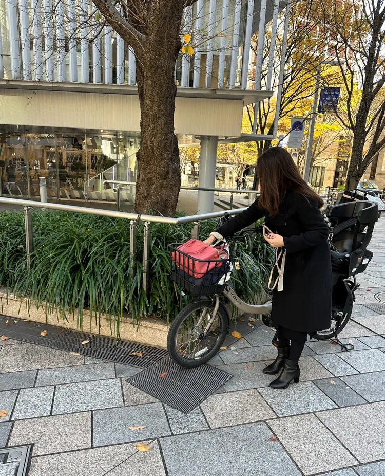 麻衣以電動腳踏車代步，與大眾想像的豪門媳婦有所不同。娛樂中心攝