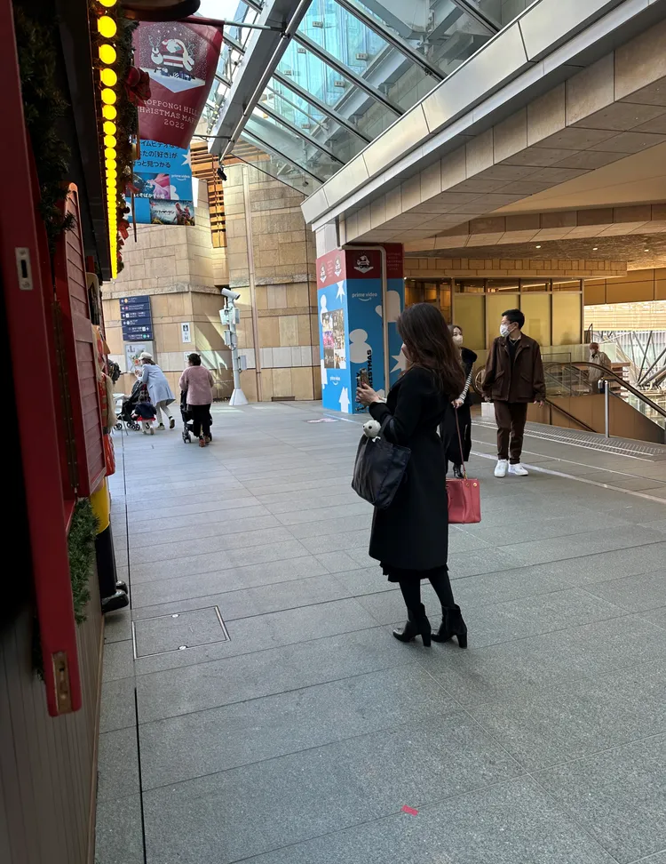 麻衣現身東京六本木之丘，對聖誕裝飾相當感興趣，左手拎著海軍藍提袋，是日本媽媽必備袋子，裡頭裝小孩的物品。娛樂中心攝