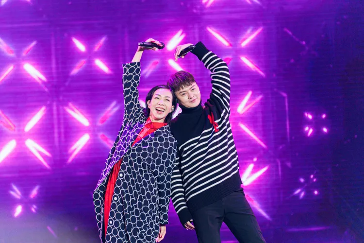 萬芳（左）和許富凱破天荒合唱《愛情限時批》。新竹市政府提供