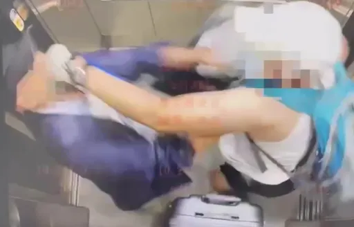 北捷電梯衝突！他拍肩提醒別擋路　6旬男爆走揮拳打傷人