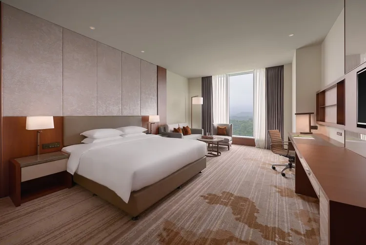 歡慶7周年限時快閃，超值優惠21折，3277元入住四鐵共構五星酒店，二二八連假也適用，再贈送萬豪旅享家房晚點數700點。六福旅遊集團提供