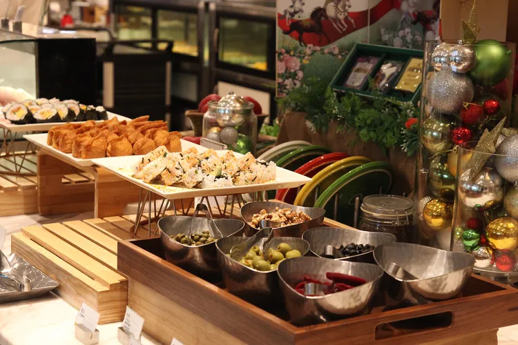 敘日下午茶用餐買一送一，爽吃南港最強Buffet吃到飽。六福旅遊集團提供