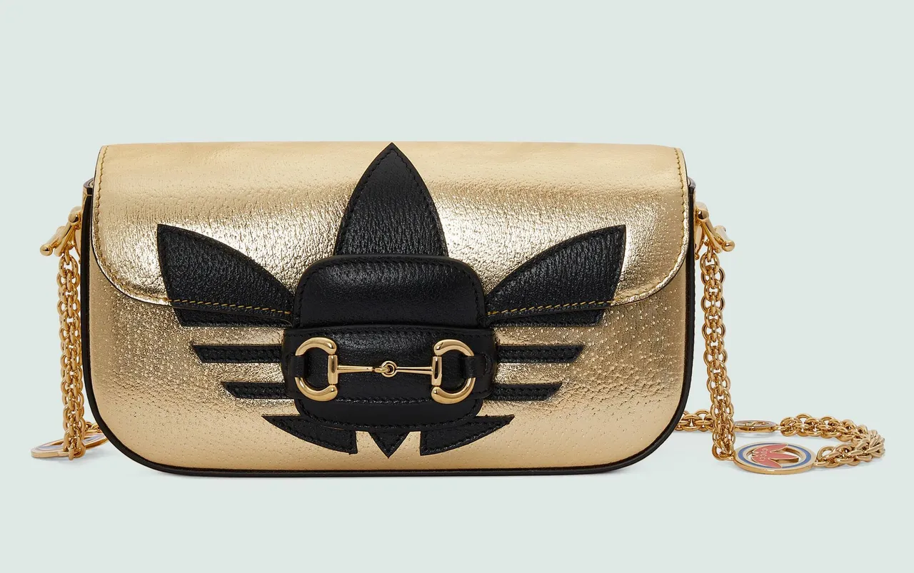 adidas x Gucci聯名系列Horsebit小型金色肩背包,11萬9300元。品牌提供