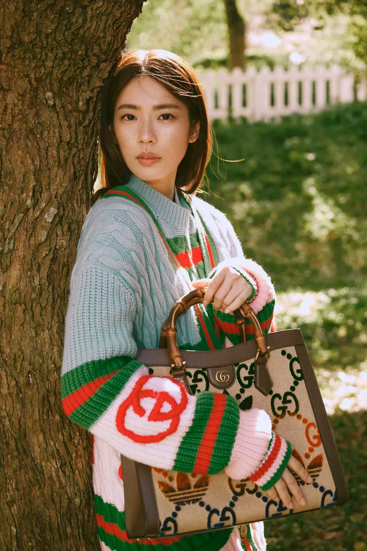 林思宇是主持人也是演員，她在《全明星運動會》中展現運動強項圈粉無數，也是《台北女子圖鑑》劇中的「自在型女子」，演繹adidas x Gucci聯名系列展現自我風格。品牌提供