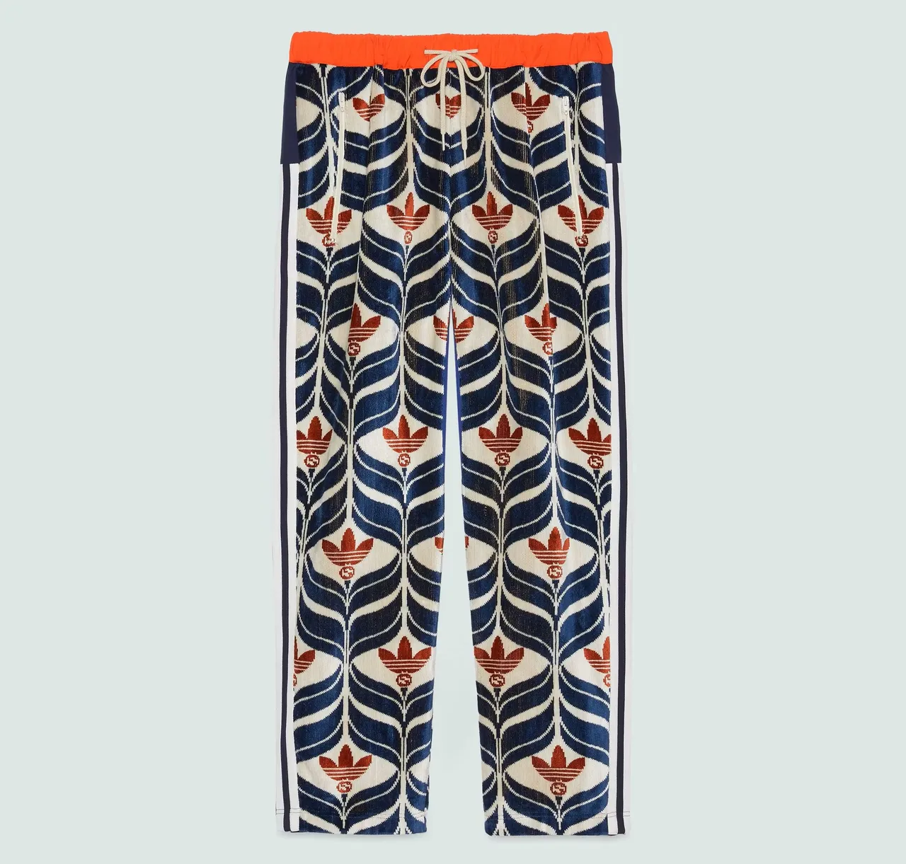 adidas x Gucci聯名系列互扣式雙G和三葉草徽標長褲,5萬7000元。品牌提供