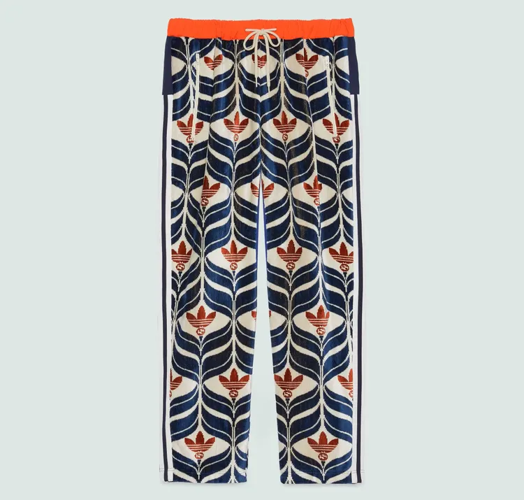 adidas x Gucci聯名系列互扣式雙G和三葉草徽標長褲，5萬7000元。品牌提供