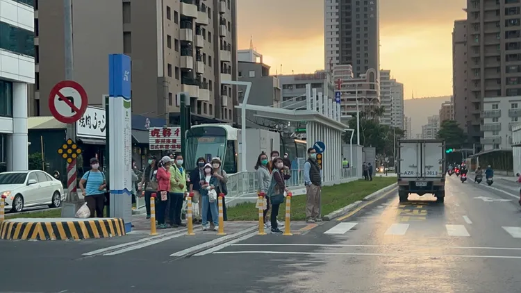 高雄輕軌大順路段今起施工，預計明年底通車，將新增雄工等7個新站。侯昌騰攝