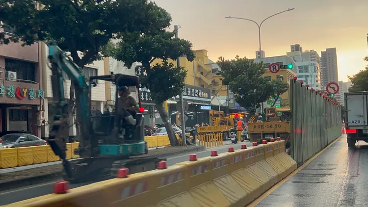 高雄輕軌大順路段今起施工，預計明年底通車，將新增雄工等7個新站。侯昌騰攝