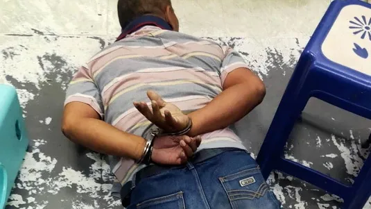 楊姓男子犯下挖眼後，被警方制伏。警方提供