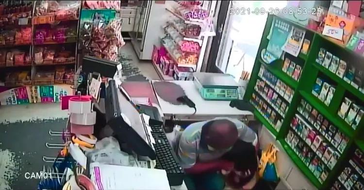 楊姓男子攻擊超商女店員，過程被監視器拍下。警方提供