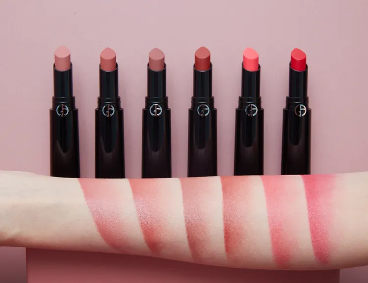 奢華絲緞訂製唇膏新色6色試色，（左起）#109、#110、#203、#206、#304、#507，各1450元。品牌提供
