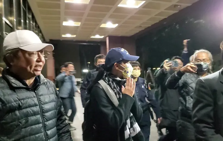 高虹安交保離開時，見到支持群眾高喊市長加油時，她雙手合十說謝謝。呂志明攝