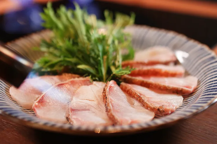 上桌前會先將魚皮炙燒，帶出焦香味。翁玉信攝