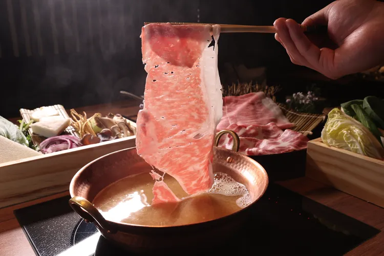 A5和牛油花分布均勻，輕涮10秒就能入口。翁玉信攝