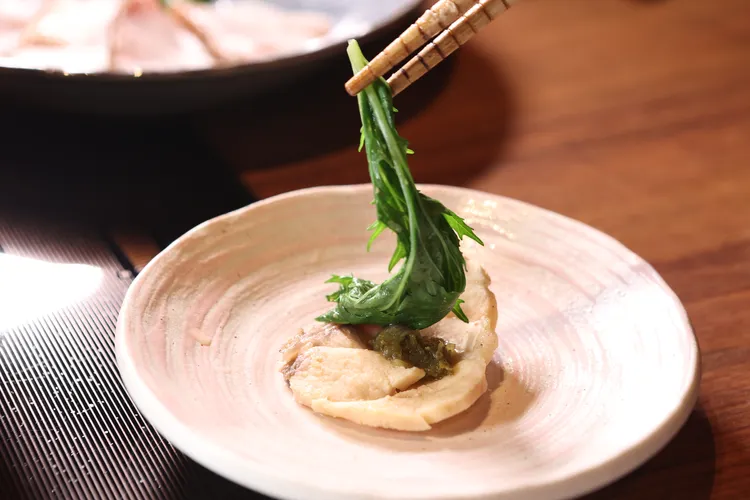 涮煮後可搭配水菜、柚子胡椒橄欖油蔥醬品嘗，感受多層次風味。翁玉信攝