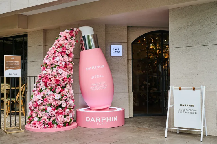 DARPHIN療癒花園派對，於咖啡廳門口打造巨型「療癒小粉紅」全效舒緩精華裝置。品牌提供
