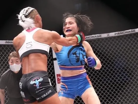 黃偵玲（藍衣）首戰奪勝也離冠軍腰帶更進一步。黃偵玲教練授權提供