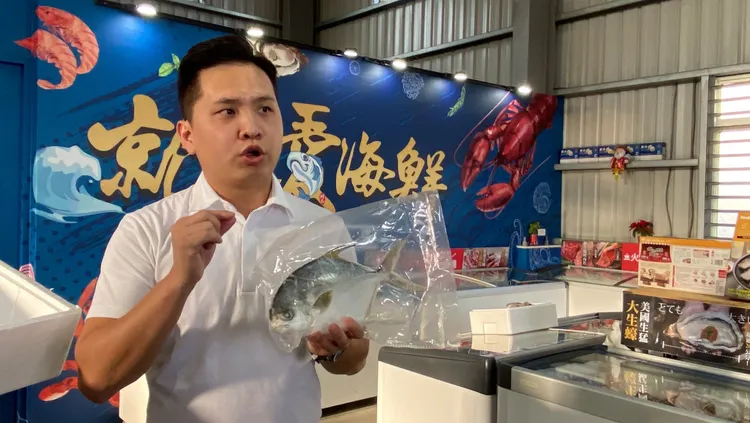 食材業者劉建賢表示，冷凍水產要好吃一定要控制好解凍時間。孫英哲攝
